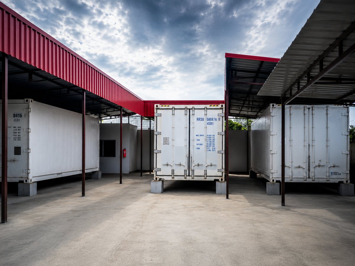 Contentores refrigerados no polo de frescos da JOHELMA