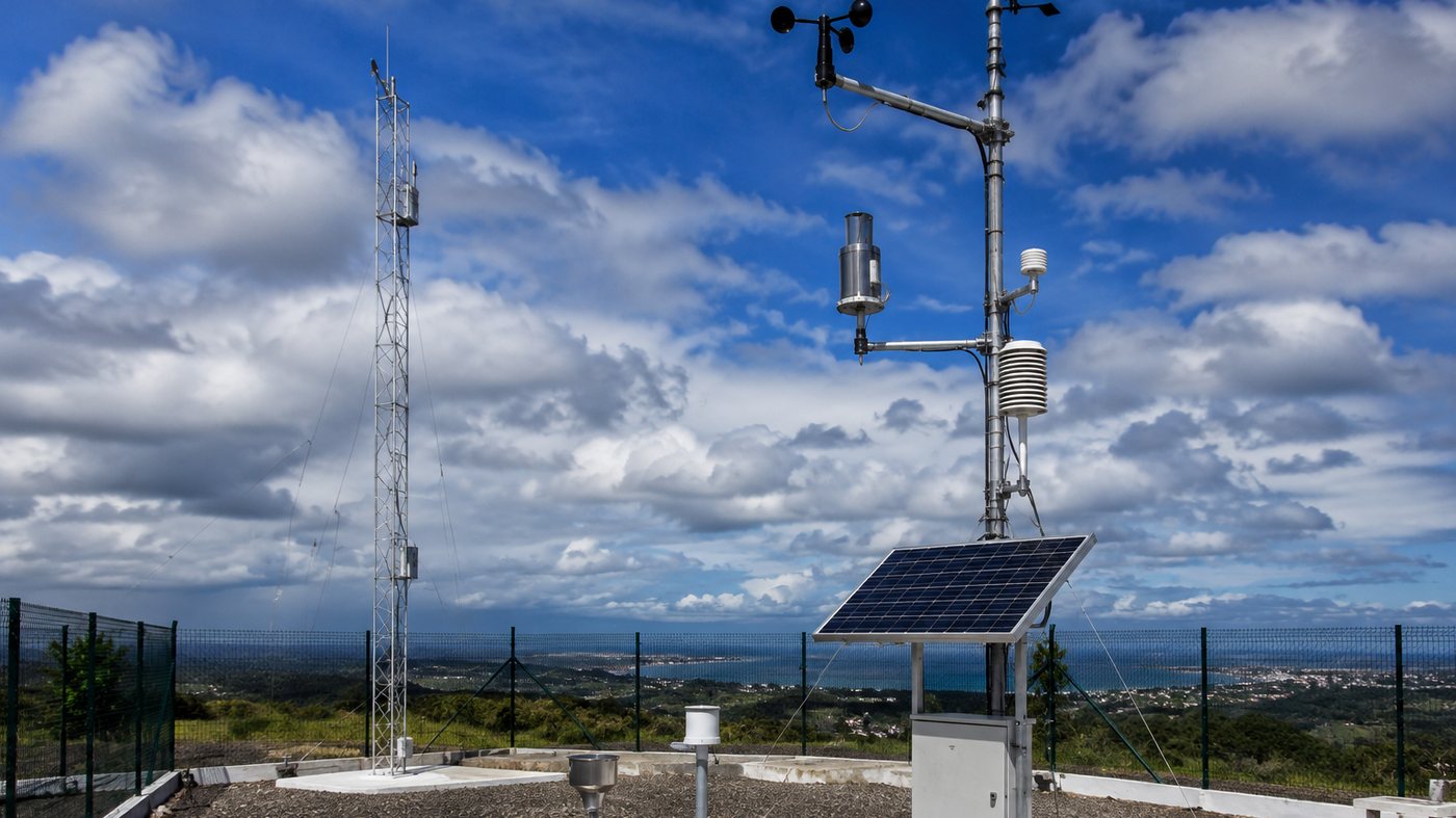 Estacao meteorologica com anemometro, pluviometro e painel solar