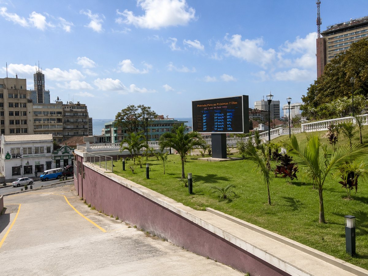 Painel digital de informacao publica instalado em Luanda