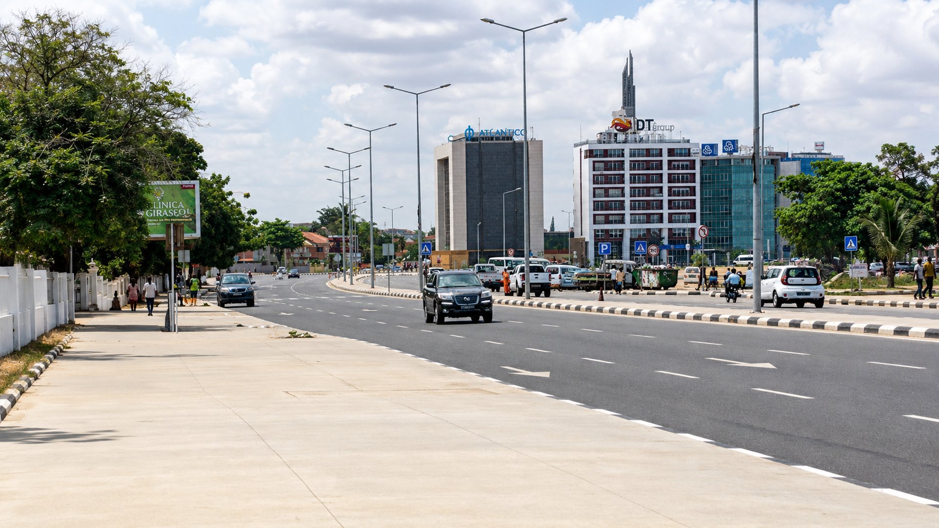 Avenida em Luanda com edificios de escritorios e iluminacao publica
