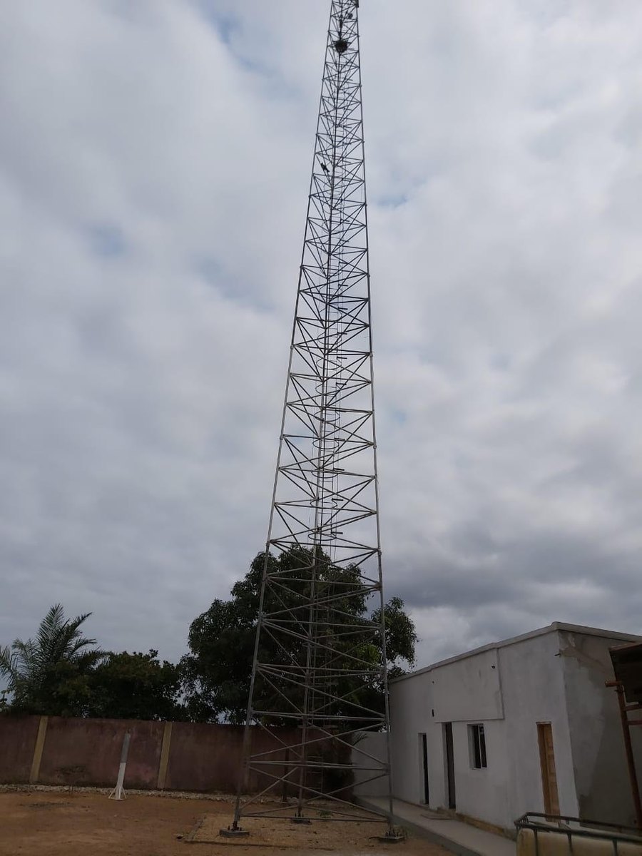 Torre e edificio tecnico da estacao de telecomunicacoes da JOHELMA no Soyo