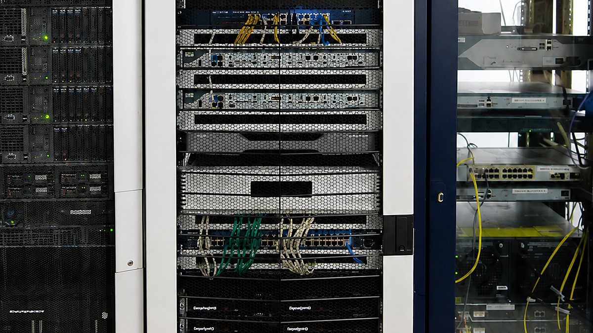 bastidores de servidores e equipamento de rede numa sala tecnica