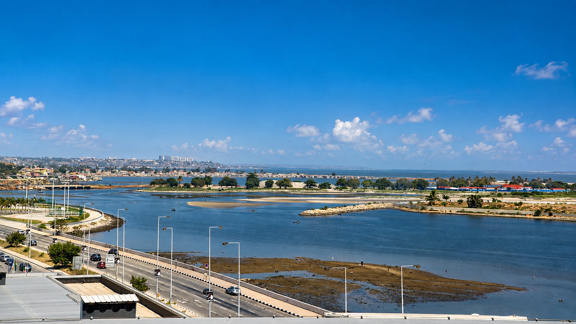 baia de Luanda vista de cima com a marginal e a lingua de areia